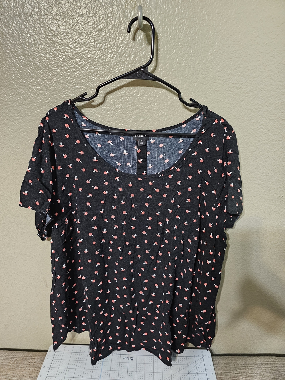 Torrid Size 3 Black Mushroom Print Scoop Neck Short Sleeve Blouse Top